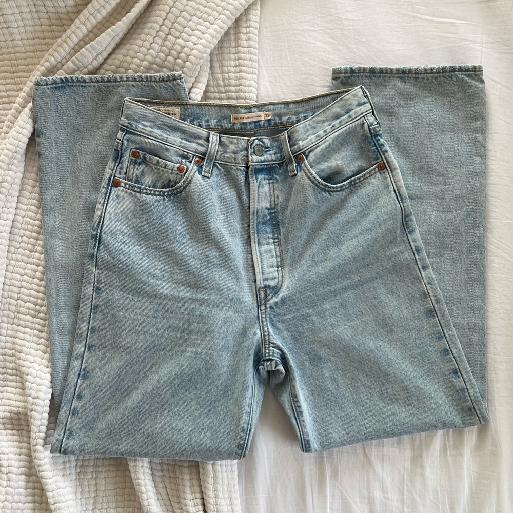 Levi’s Light Wash Ribcage Straight Ankle Jeans (29)